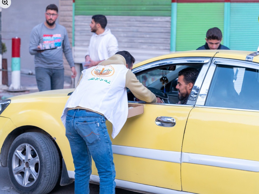 تواصل جمعية إنعاش الفقير الخيرية مبادرة إفطار صائم على الطريق